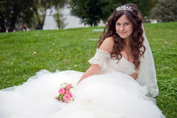 Schöne Braut posiert am Hochzeitstag — Stockfoto