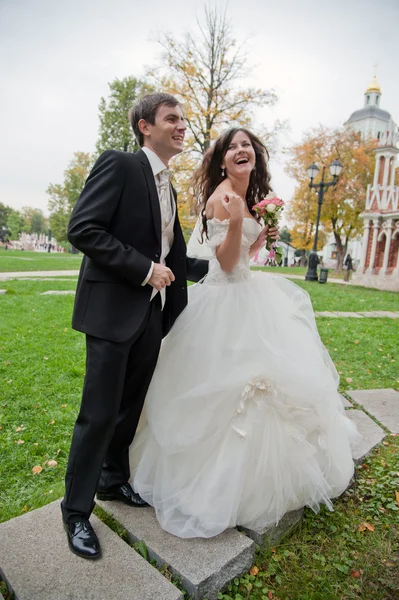 Novia y novio —  Fotos de Stock