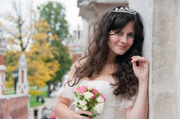 Beautiful bride posing in her wedding day — Stock Photo, Image