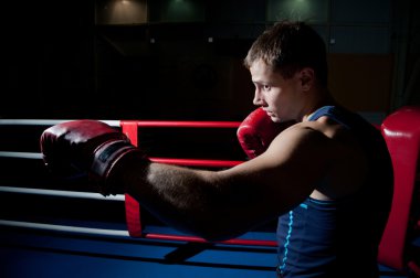 Yüzüğün üzerinde mücadele adam