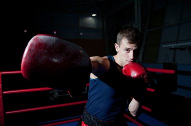 Yüzüğün üzerinde mücadele adam