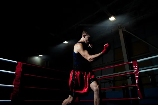 Homem de boxe no ginásio — Fotografia de Stock