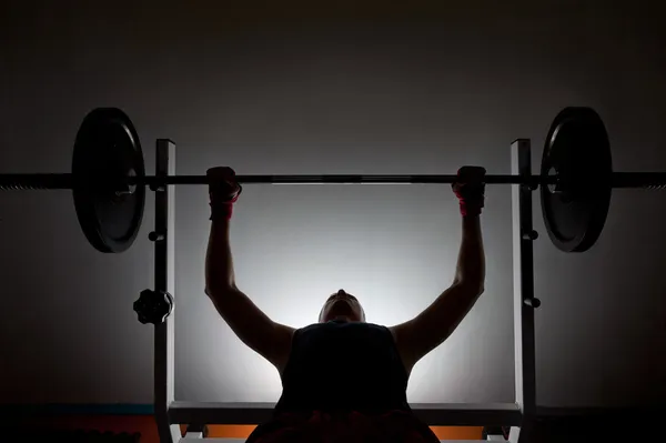 Sollevatore di pesi uomo in palestra — Foto Stock