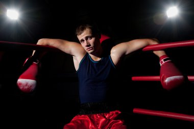 adam yüzüğü köşesinde oturuyor.