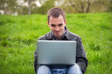 Defterli genç adam.