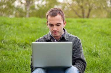 Defterli genç adam.