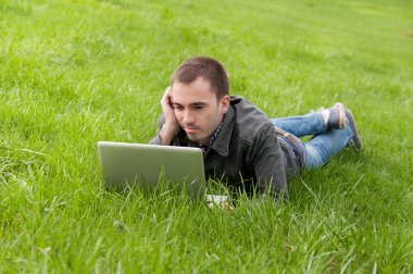 Defterli genç adam.