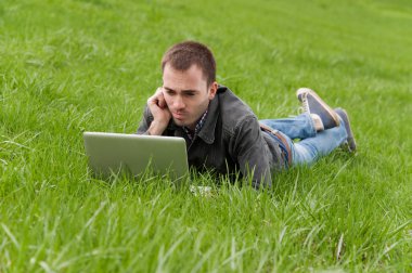 Defterli genç adam.