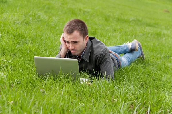 Joven con cuaderno — Foto de Stock