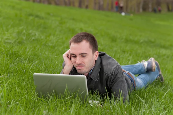 Jeune homme avec ordinateur portable — Photo