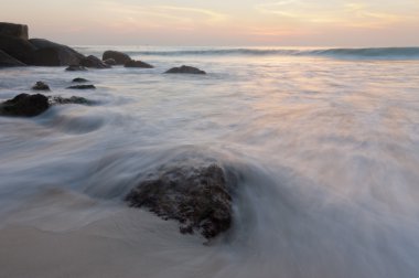 Denizin üzerinde gün batımı