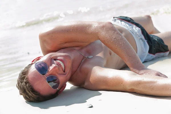 Retrato de um jovem atraente na praia . — Fotografia de Stock