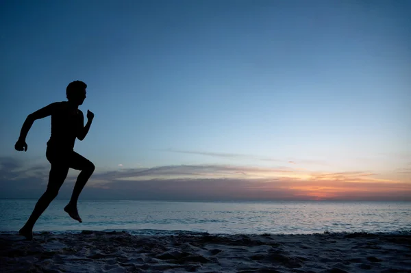 Mannen som springer på stranden — Stockfoto