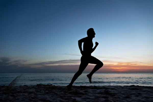 Homem correndo na praia — Fotografia de Stock