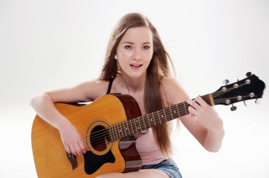 gitar ile gülümseyen kadın