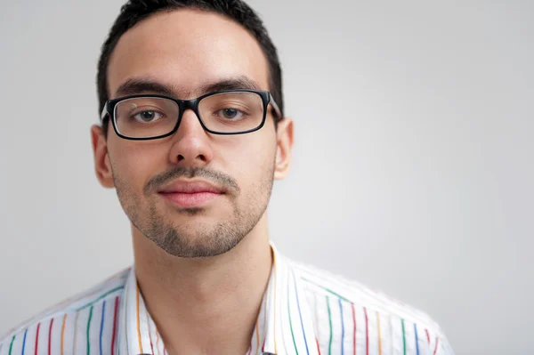 Portrait de jeune homme à lunettes — Photo