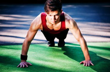 Fitness egzersiz yaparak genç adam