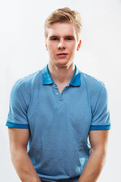 Jonge knappe blonde man dragen shirt — Stockfoto