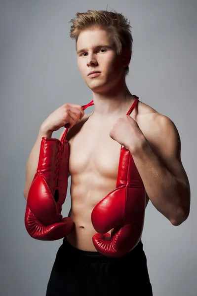 Junger blonder Mann mit Boxhandschuhen — Stockfoto