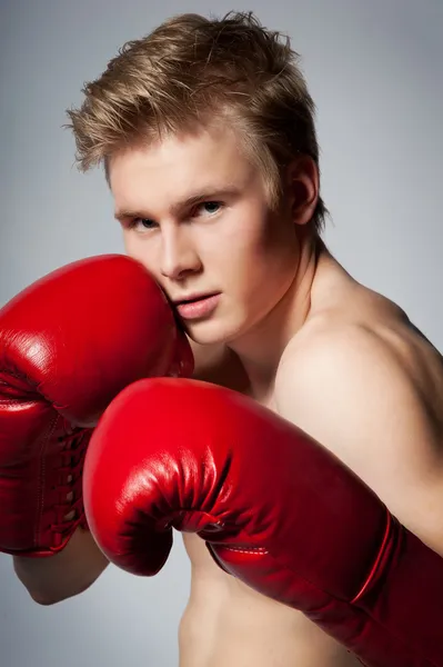 Lutando loiro homem com luva de boxe — Fotografia de Stock