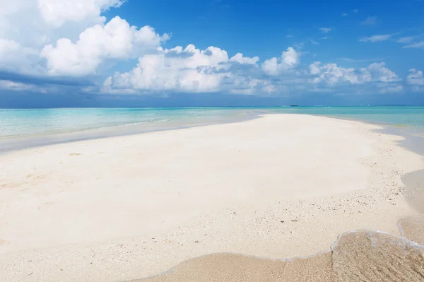 Seascape with white sand on the beach and blue sky with clouds — Stock Photo, Image