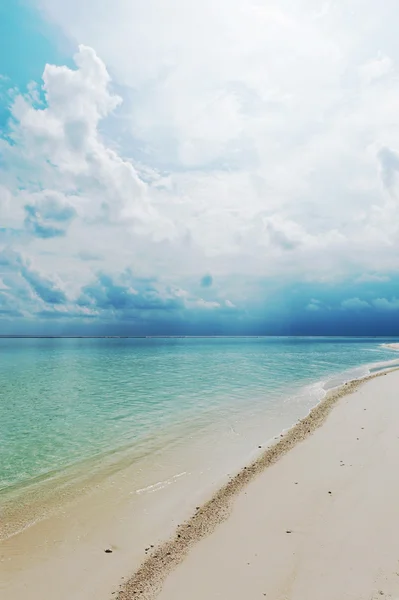 Paysage marin avec sable blanc sur la plage et ciel bleu avec nuages — Photo