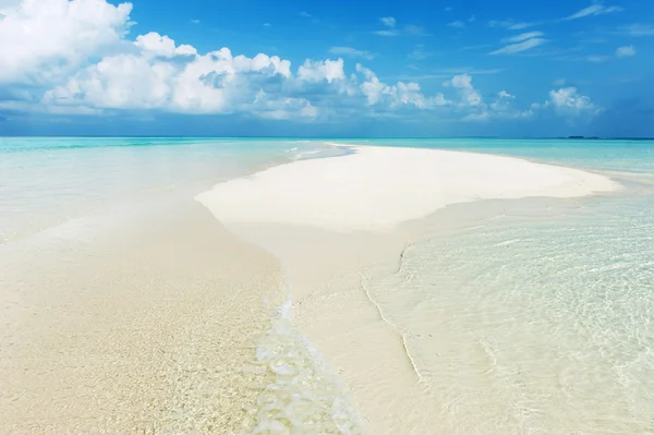 Морской пейзаж с белым песком на пляже и голубым небом с облаками — стоковое фото