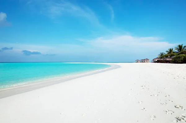 Bellissimo paesaggio marino con sabbia bianca e acqua turchese — Foto Stock