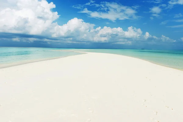 Seascape with white sand on the beach and blue sky with clouds — Stock Photo, Image