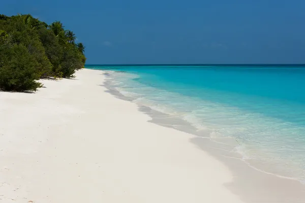 Beach with white sand and blue sea — Stock Photo, Image