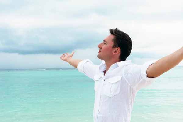 Man looks into the distance on the beautiful ocean — Stock Photo, Image