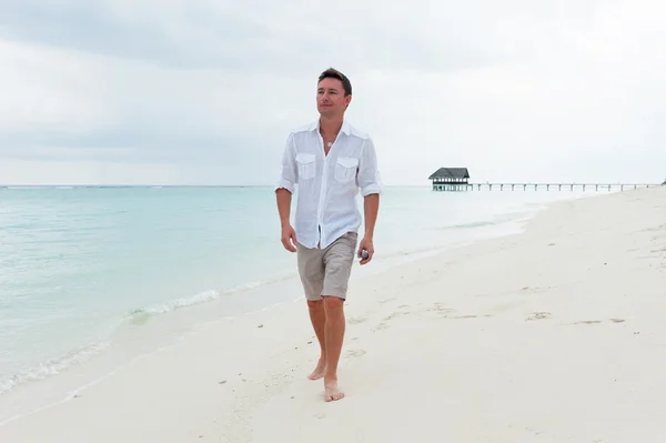 Mannen promenad på den vackra stranden — Stockfoto