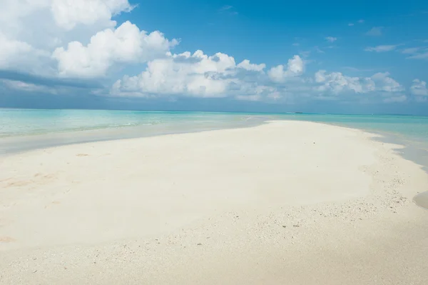 ターコイズ ブルーの海の背景に白い砂のビーチ — ストック写真