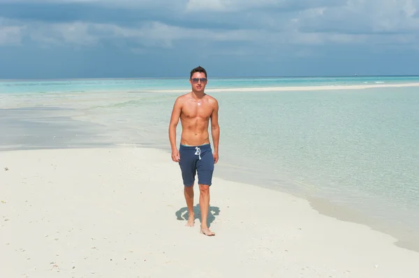 El hombre camina por la playa con el mar azul y el hermoso cielo —  Fotos de Stock