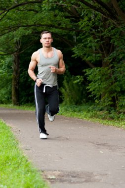 siyah pantolonlu adam yolda çalıştırır