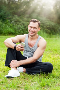 telefon Çim adam oturur