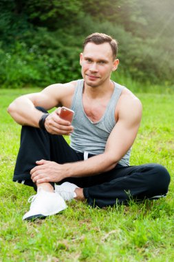 telefon Çim adam oturur