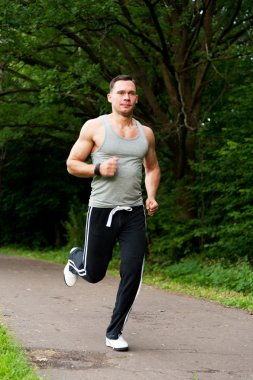 siyah pantolonlu adam yolda çalıştırır