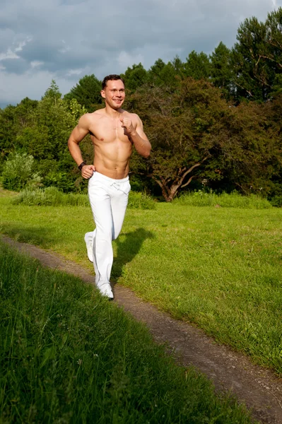Man loopt over het pad in het park — Stockfoto