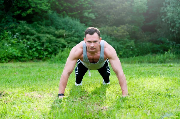Hombre haciendo ejercicio de fitness en la hierba — Foto de Stock