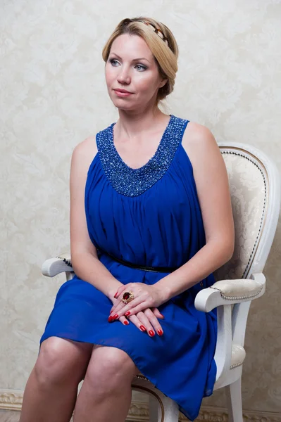 Hübsche Frau im blauen Kleid — Stockfoto
