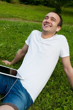 genç adam kulaklık müzik dinleme