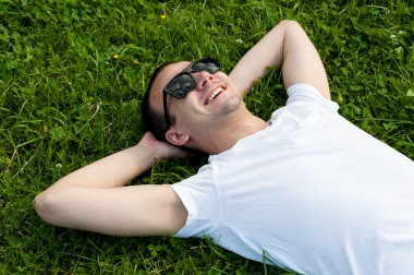 Çimenlerde yatan adam