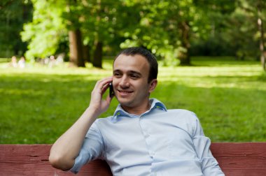 Cep telefonundaki adam konuşuyor.