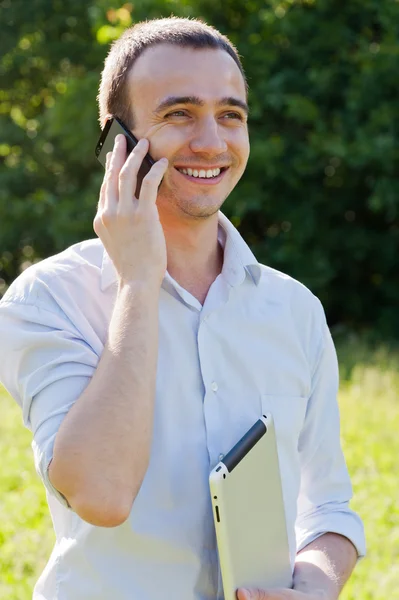 Jovem falando no celular — Fotografia de Stock