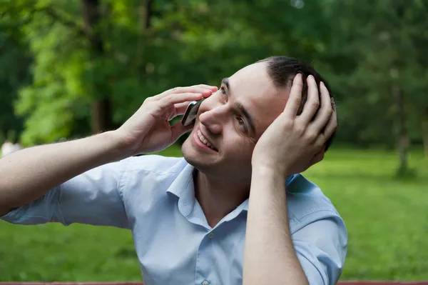 Mann telefoniert mit dem Handy — Stockfoto