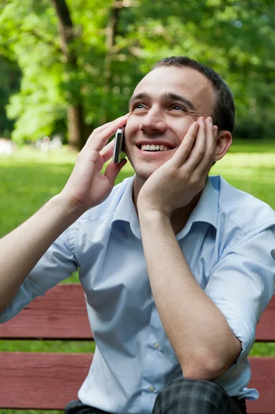 Uomo che parla al cellulare — Foto Stock