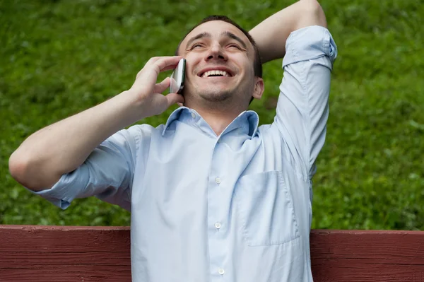 Homem falando no celular — Fotografia de Stock