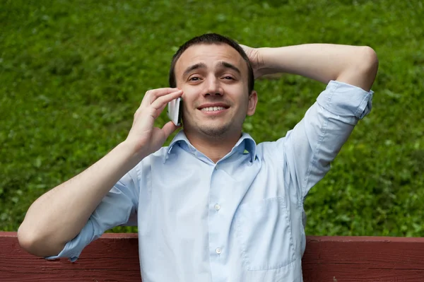 Mann telefoniert mit dem Handy — Stockfoto