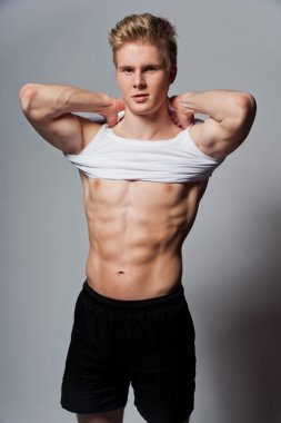 genç yakışıklı sarışın erkek t-shirt giyen